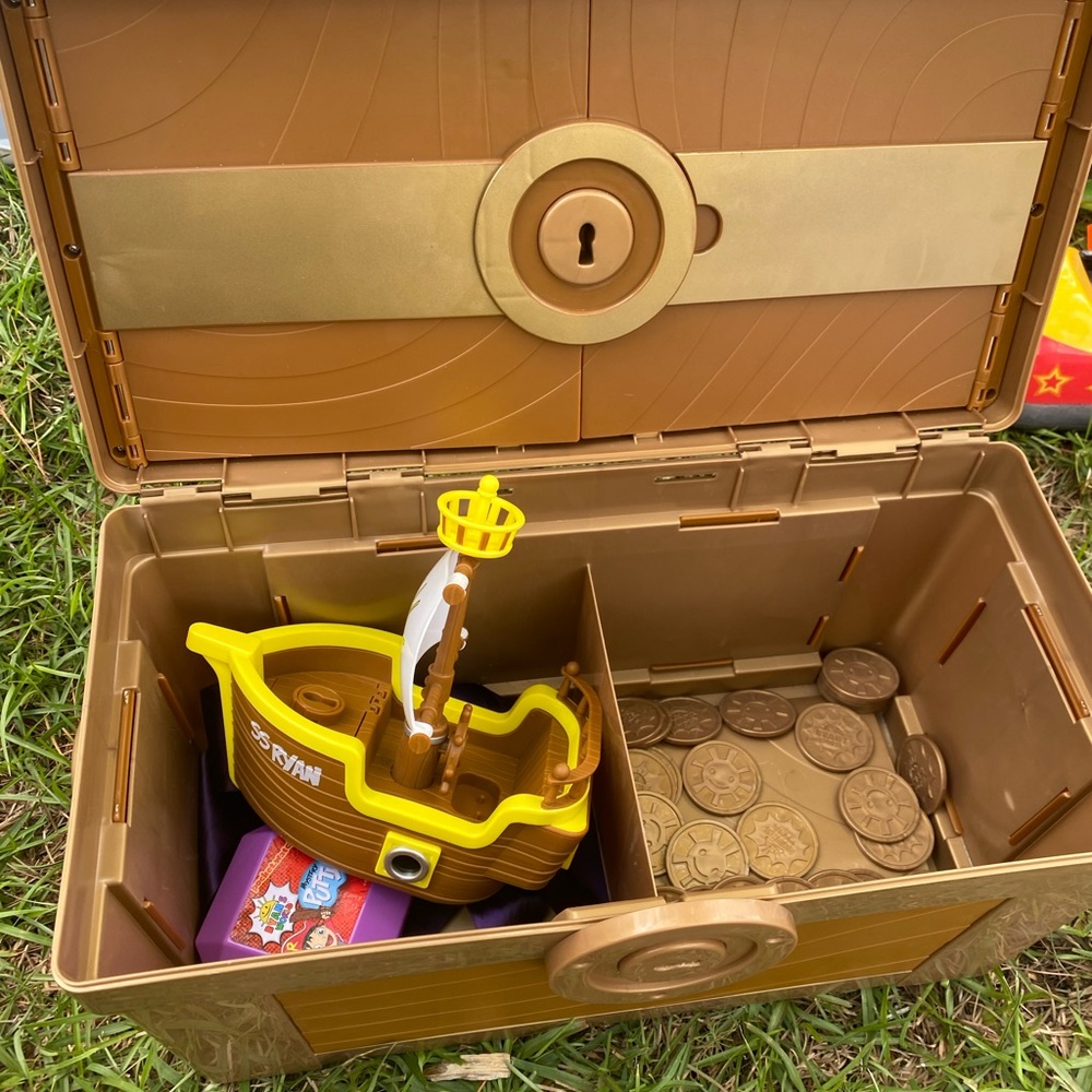 Ryans world mega mystery treasure chest